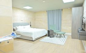 Modern & New Furnished Apartments - 10 Mins Drive To Beach